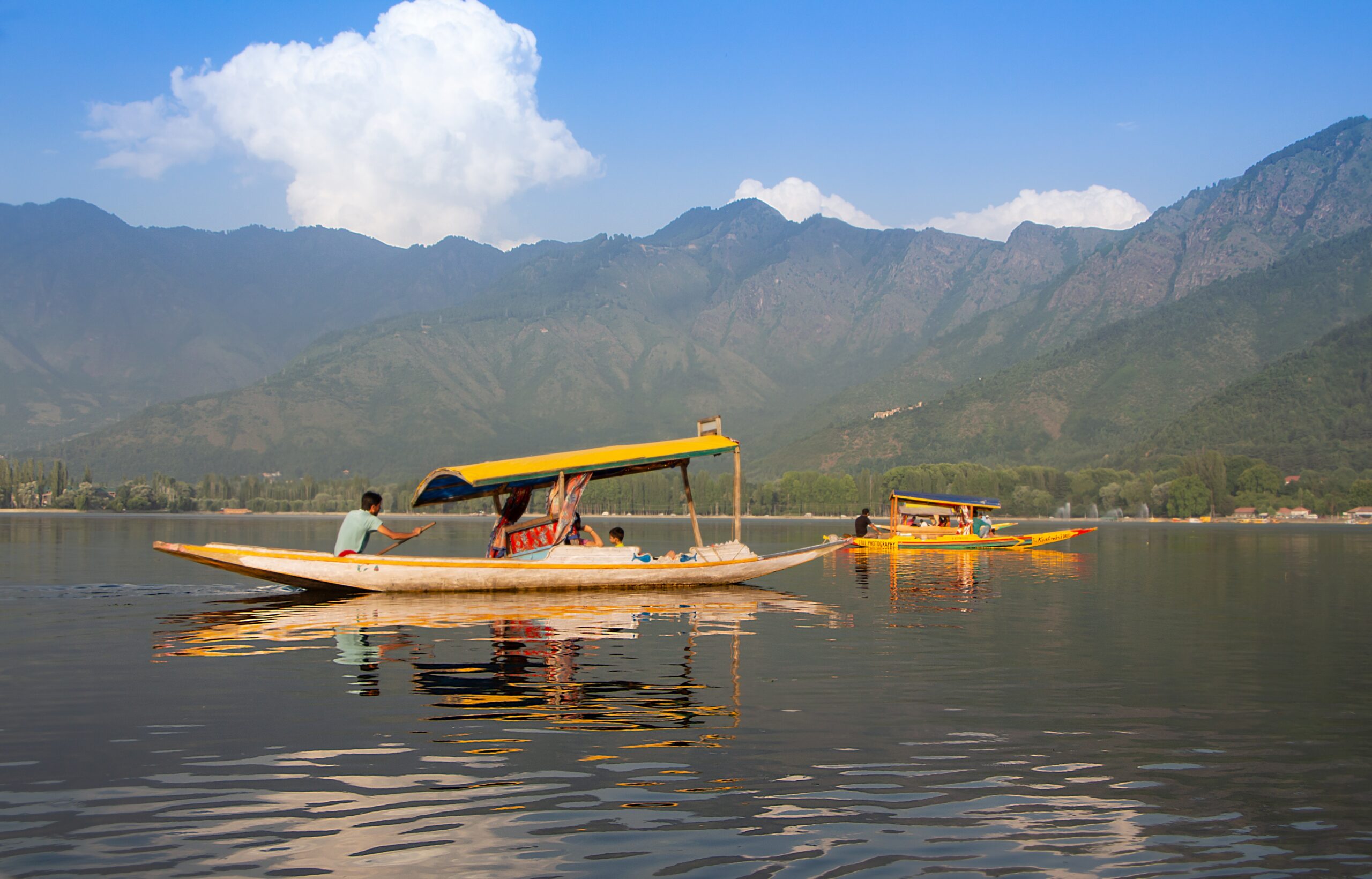 holiday spirit images dal lake Kashmir