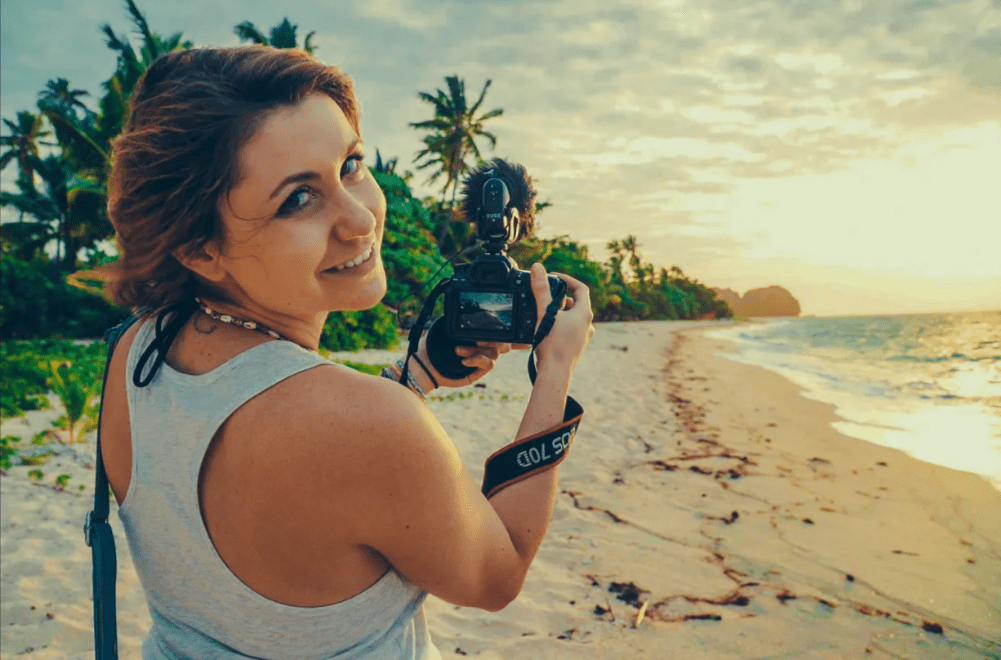 how travel vloggers make money